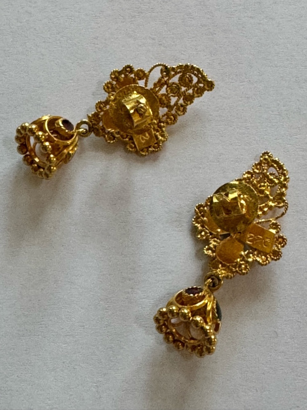 Handcrafted 22kt gold earrings - Picture 7 of 8